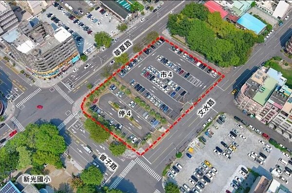 高市左營區曾子路及華夏路口的「停4、市4用地」,鄰近高鐵左營站,目前作為平面停車場。圖/高市都發局提供
