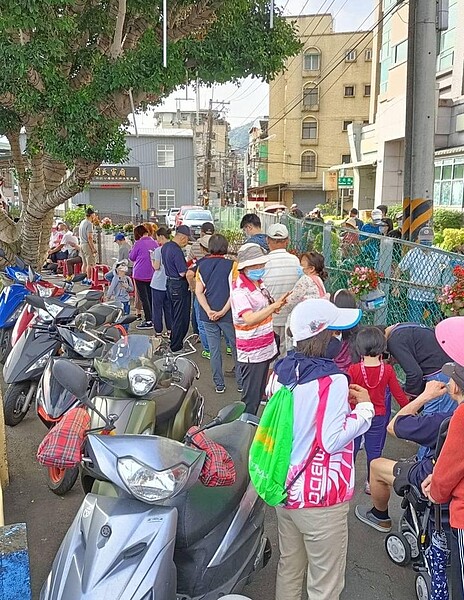 寶安里舉辦景美河堤生態健走活動，民眾參加熱絡。圖／取自宋美雪里長臉書專頁

