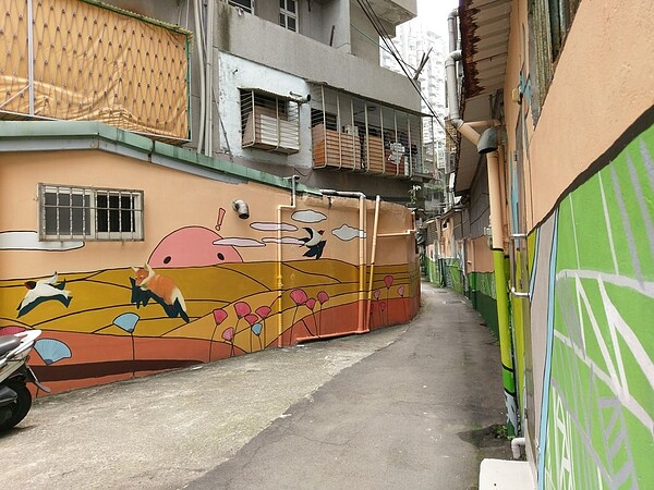 寶安里將昔日田園景觀意象重現於彩繪牆上。圖／取新北市政府水利局 後巷美化彩繪電子地圖 網站


