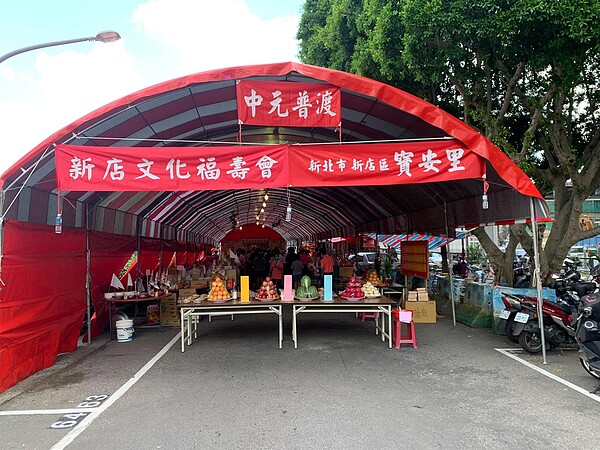 中元普渡是寶安里一年一度的大盛會，里民準備豐盛的供品祈求風調雨順。圖／取自宋美雪里長臉書專頁

