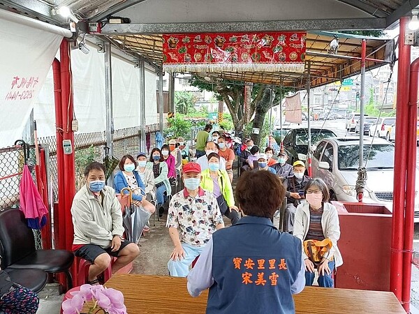 宋里長辦理環境公民教育，安排課程推廣綠能理念。圖／取自宋美雪里長臉書專頁

