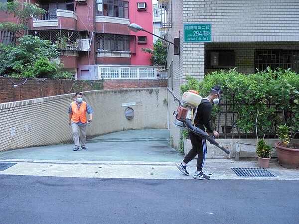 龍門里例行地消毒作業。圖／取自「臺北市鄰里服務網」