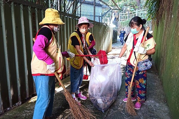 丁里長攜里民一同組織社區環保志工，定期清潔鄰里環境，共同維護乾淨家園。圖／取自「幸福德安」臉書社團


