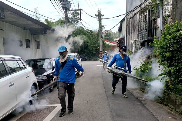 為根除夏日蚊蟲滋生，丁里長安排消毒人員至所屬轄區公共區域、防火巷、停車場、排水溝、資源回收室…實施全面徹底消毒。圖／取自「幸福德安」臉書社團



