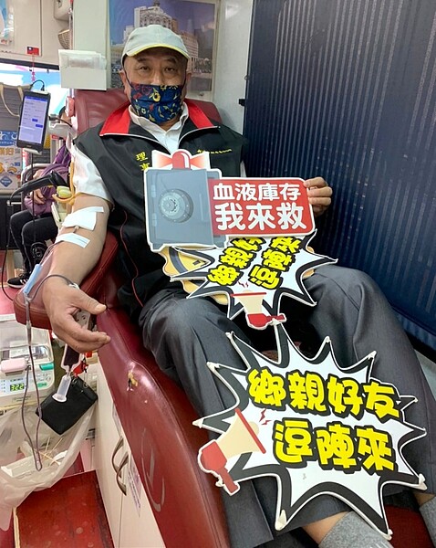 丁萬貴里長榮獲全國性【特優里長】，從內政部長官手中接過獎狀。圖／取自「幸福德安」臉書社團


