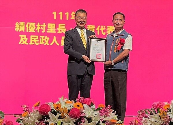 丁萬貴里長榮獲全國性【特優里長】，從內政部長官手中接過獎狀。圖／取自「幸福德安」臉書社團



