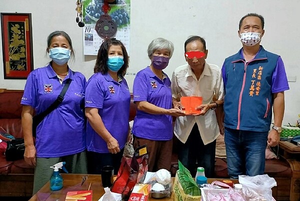 丁里長率環保志工隊幹部，攜慰問金前往有需求的鄉親府中探視。圖／取自「幸福德安」臉書社團


