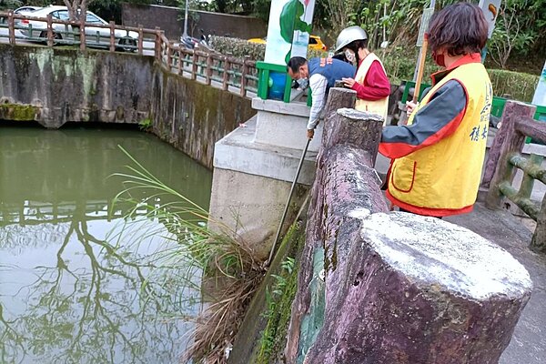 丁里長防災超前部屬，率志工修剪里區花木、打撈水池雜草。圖／取自「幸福德安」臉書社團


