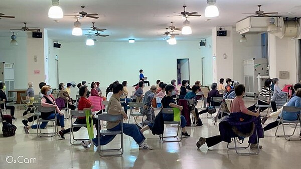 中華里開辦樂齡肌耐力課程，增加里區長者的活動力。圖／取自「中華里-是我們快樂的家」臉書社團


