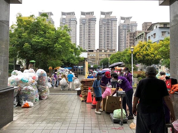 中華里辦理資收活動，民眾熱情響應，每次可見長長的排隊人龍。圖／取自「中華里-是我們快樂的家」臉書社團


