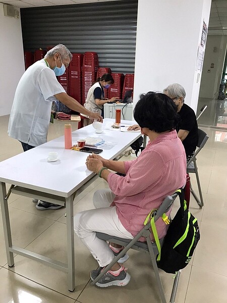 公崙里長者品茶。圖／取自「游炎嵐」臉書

