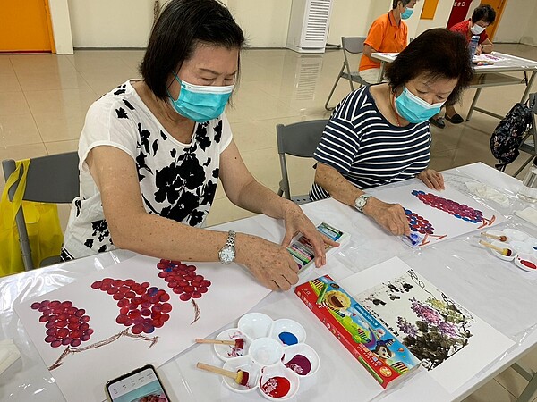 公崙里長者認真塗鴉。圖／取自「游炎嵐」臉書

