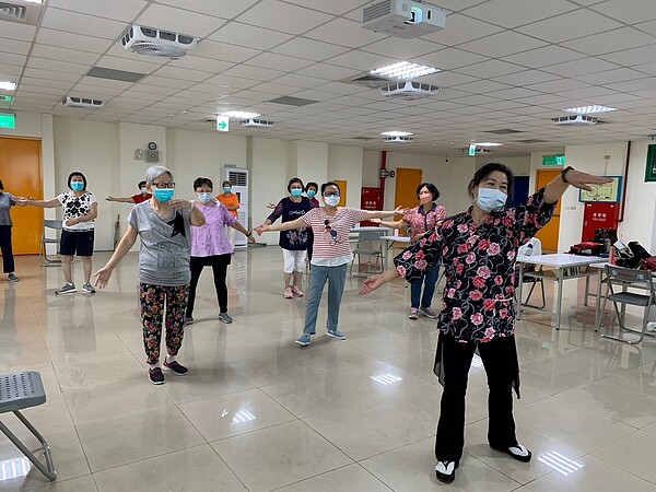 公崙里長者跟著老師動一動。圖／取自「游炎嵐」臉書

