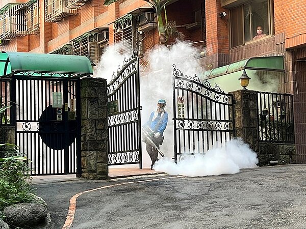 公崙里消毒作業。圖／取自「游炎嵐」臉書


