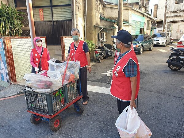 公崙里清潔日。圖／取自「游炎嵐」臉書