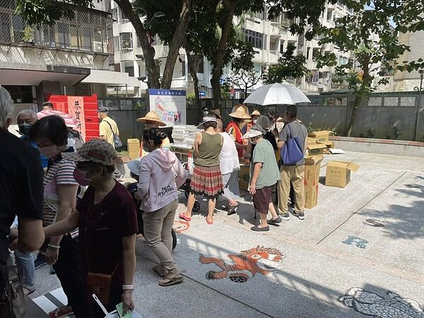 龍生里施打流感疫苗。圖／取自「沈鳳雲」臉書