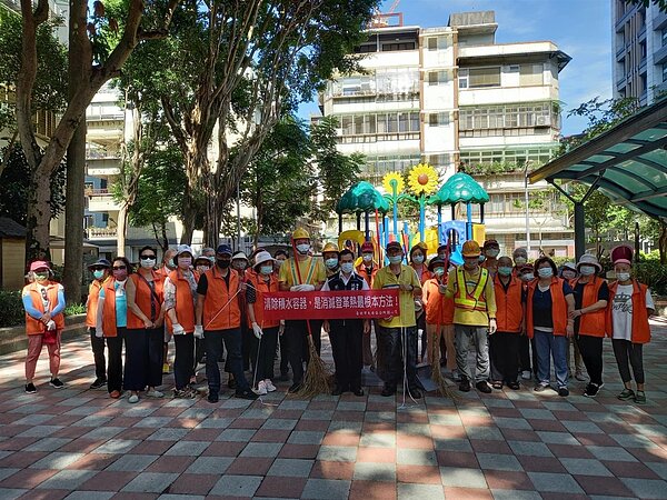 龍生里清潔日。圖／取自「沈鳳雲」臉書