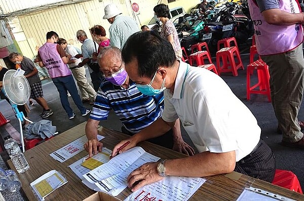 丁里長為民登記疫苗施打，期望里民都能增強防護力維護自己及家人健康。圖／取自「幸福德安」臉書社團

