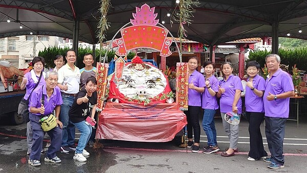 德安里中元普渡盛大舉辦，準備滿滿豐盛供品。圖／取自「幸福德安」臉書社團

