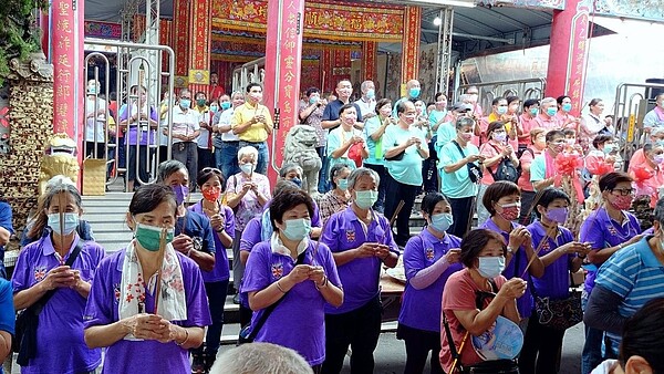 中元普渡丁萬貴里長與鄰長帶領里民一同祈求平安。圖／取自「幸福德安」臉書社團

