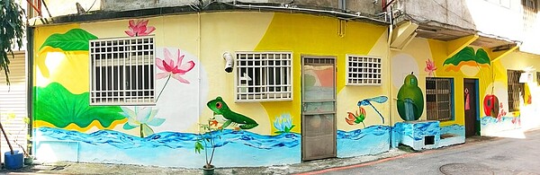 丁里長向新北市水利局申請經費做社區美化，將里內蓮花池的美麗景色帶入後巷。圖／取自 新北市政府水利局-後巷美化彩繪電子地圖

