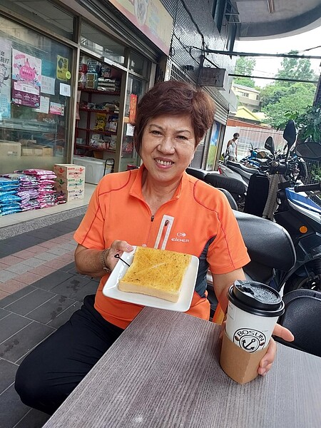 里長仇雅彤里辦前的早餐時光。圖／易小滿攝

