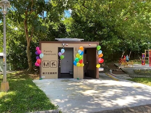 景觀公廁原木森林色系。圖／易小滿攝

