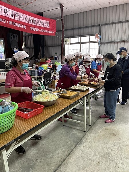 熱呼呼的銀髮共餐。圖／里辦提供

