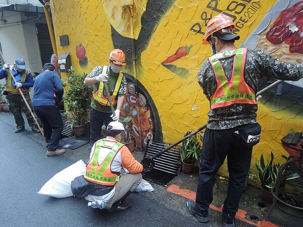 環保局清潔隊協助清水溝。圖／取自「劉洪珠」粉絲專頁

