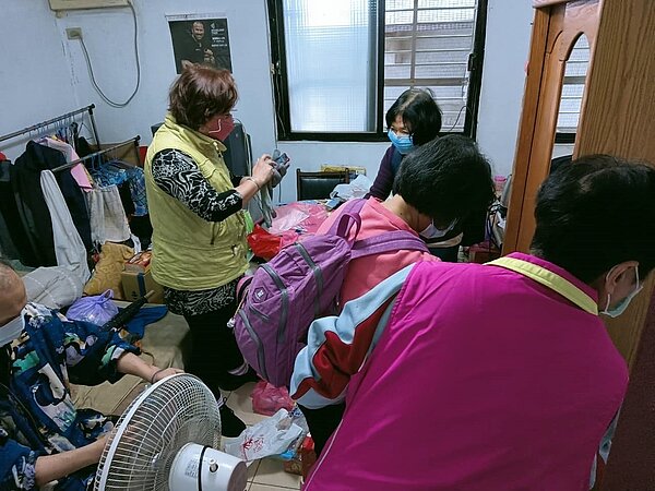 至弱勢家庭協助整理環境。圖／取自「劉洪珠」粉絲專頁