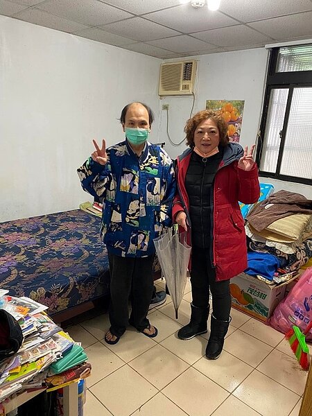 幫助獨居老人更換床墊。圖／取自「劉洪珠」粉絲專頁

