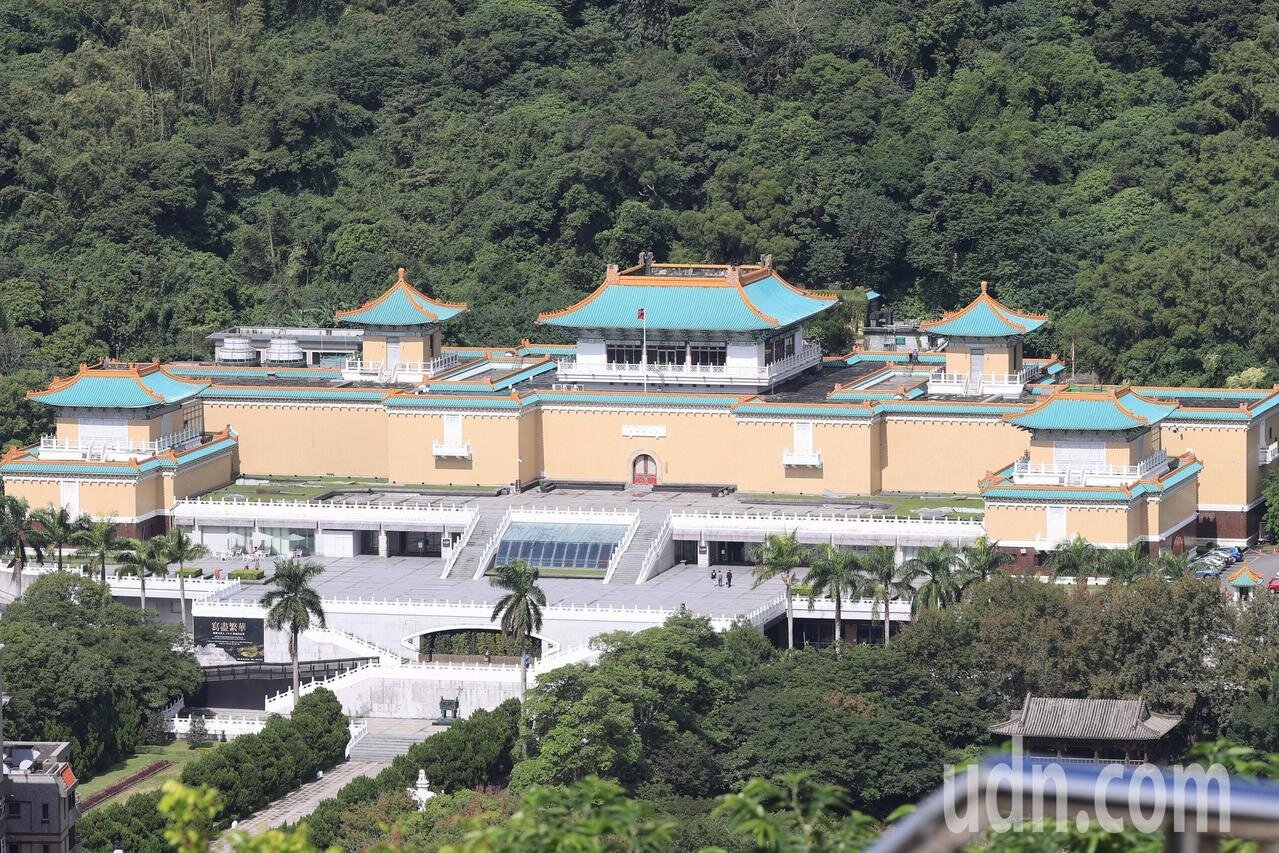 故宮器物處瓷器科人員5月19日整理文物時，在作業過程中因操作疏忽，致「清 乾隆 青花花卉盤」掉落破損。故宮公布行政懲處結果，依情節輕重，懲處2位職員。記者蘇健忠／攝影 