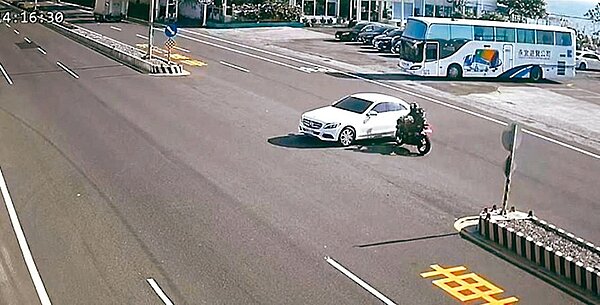 枋山每千人交通事故死傷高,去年發生一起死亡車禍,小客車橫越台1線與重機駕駛發生碰撞釀禍。圖/讀者提供