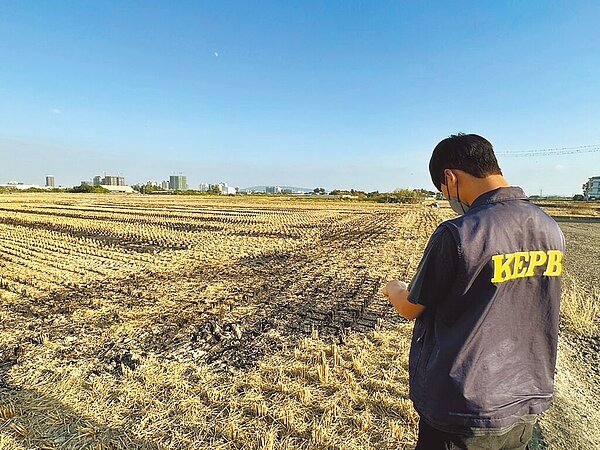 高雄市岡山區3日清晨天空出現「怪霧籠罩」,環保局獲報後,調派無人機執行露天燃燒巡察作業,發現6處露燃區。(高市府環保局提供/洪浩軒高雄傳真)