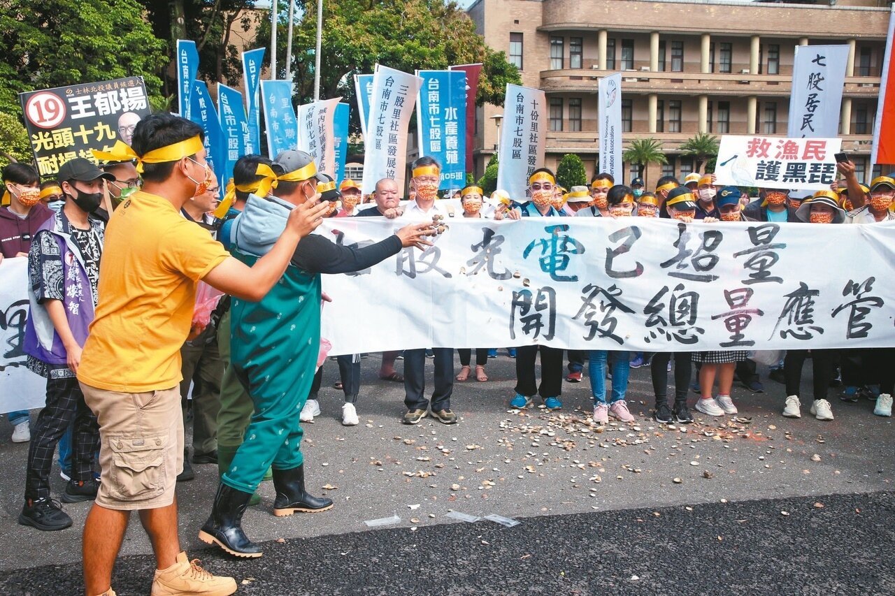 受到不當光電開發影響,七股漁民「搶救七股大地聯盟」昨天召集超過200名鄉親北上陳情,到行政院前撒牡蠣文蛤遞交陳情書,要求蘇貞昌、沈榮津立即停止七股光電增設,並提出3點要求。記者邱德祥/攝影