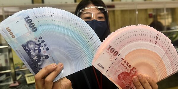 中央銀行標售1,400億元364天期定存單，得標加權平均利率1.274％，創歷史新高。圖／中時電子報