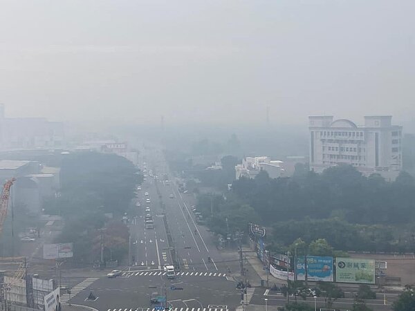 網友在臉書貼文指「岡山發生什麼事,怎一整個煙霧彌漫」。圖/取自臉書「我是岡山人((北高雄)」