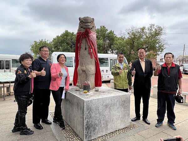 立法院內政委員會一行3日繼續金門的考察行程，首站到瓊林里，並與村莊守護神風獅爺合影。記者蔡家蓁／攝影