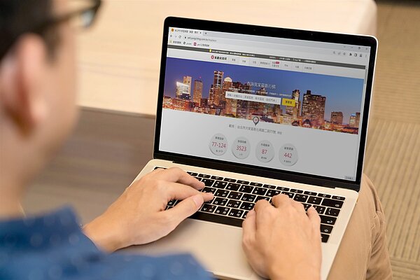 永慶房屋結合AI與大數據整合技術,於《永慶房仲網》推出「賣屋算算看」售屋快算專區,幫助想售屋的民眾快速了解房產價值,打造透明且高效的數位服務。圖/永慶房產集團提供