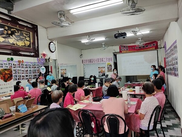 松光里的銀髮族共餐活動。圖/取自台北市信義區松光里辦公處臉書粉絲專頁