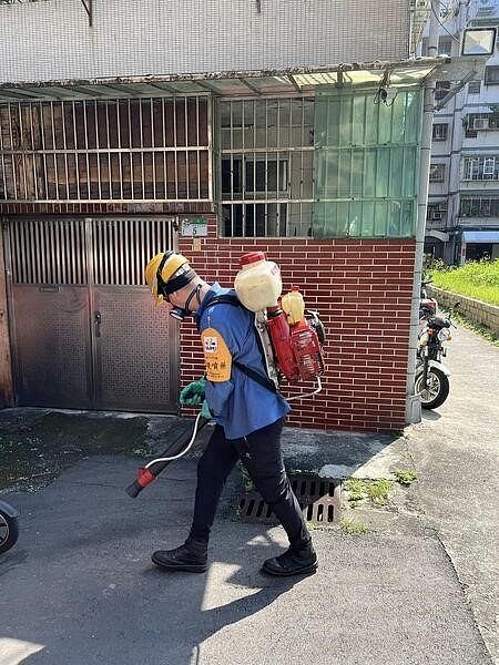 景勤里的常規消毒作業。圖/取自王雷凱臉書粉絲專頁