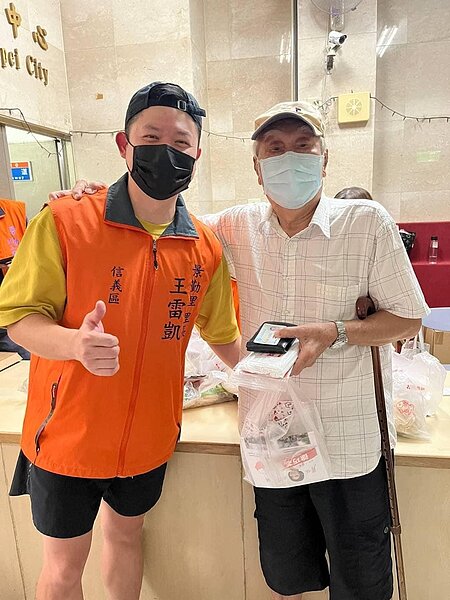 景勤里里長王雷凱熱心服務,里民都說讚。圖/取自王雷凱臉書粉絲專頁
