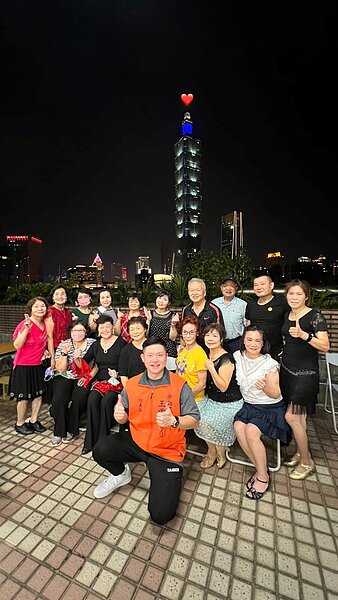 景勤舞蹈唱歌班聯誼晚會。圖／取自王雷凱臉書粉絲專頁