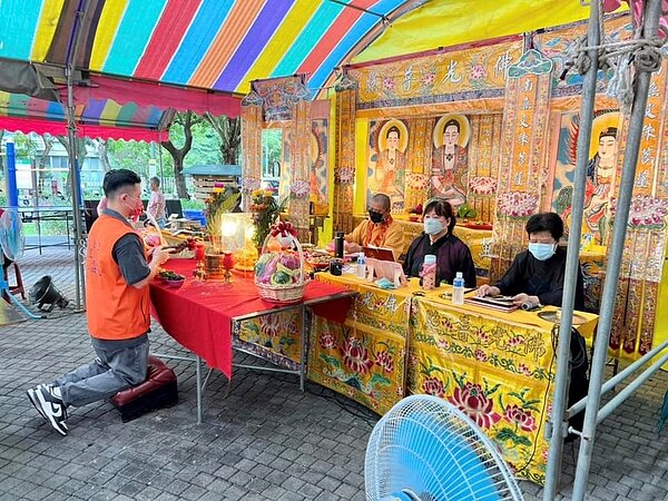 景勤里舉辦中元普度祈福法會。圖／取自王雷凱臉書粉絲專頁