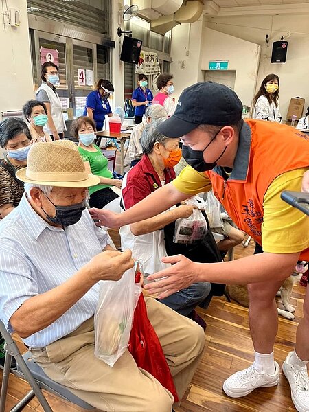 景勤里在重陽節時，發放長壽麵和舉辦流感疫苗施打的活動。圖／取自王雷凱臉書粉絲專頁