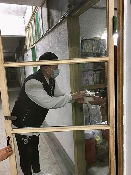 年節將至，里長親自拜訪問候獨居老人與弱勢團體。圖／取自王雷凱臉書粉絲專頁