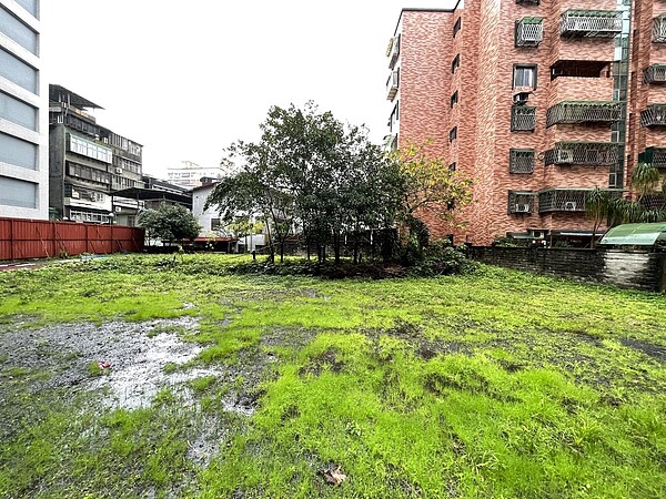 永平公園前身為雜草叢生空地，外圍被社區環繞形成一個三角地帶。圖／新北市工務局提供