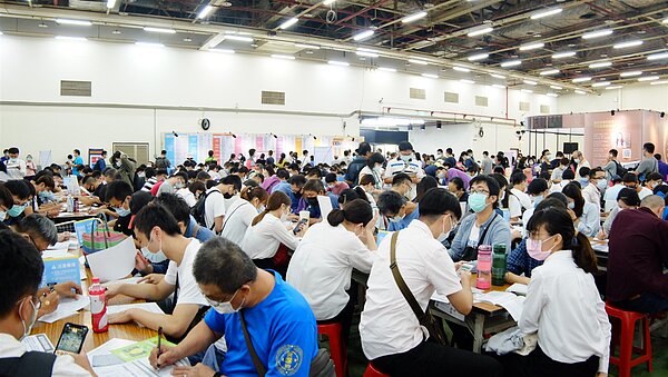 中市府徵才活動求職民眾踴躍參加。圖/中市府提供