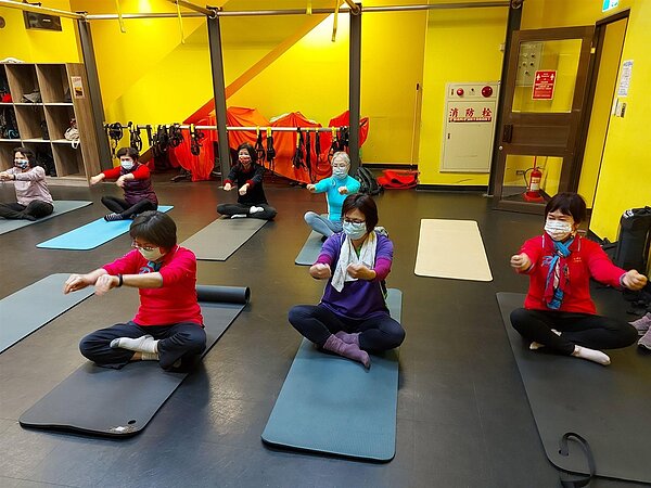 安排里民在活動中心體適能。圖／林興里里長吳寶燕提供