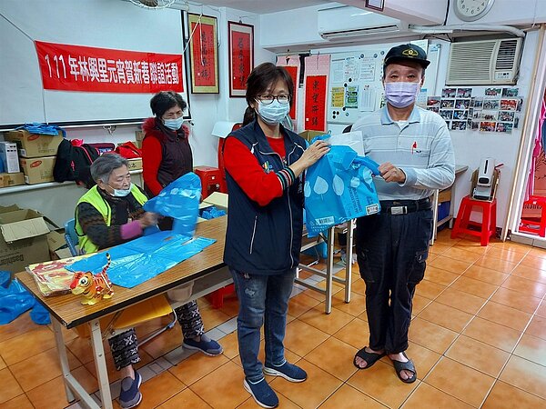 林興里里長吳寶燕發送元宵節物資。圖／林興里里長吳寶燕提供